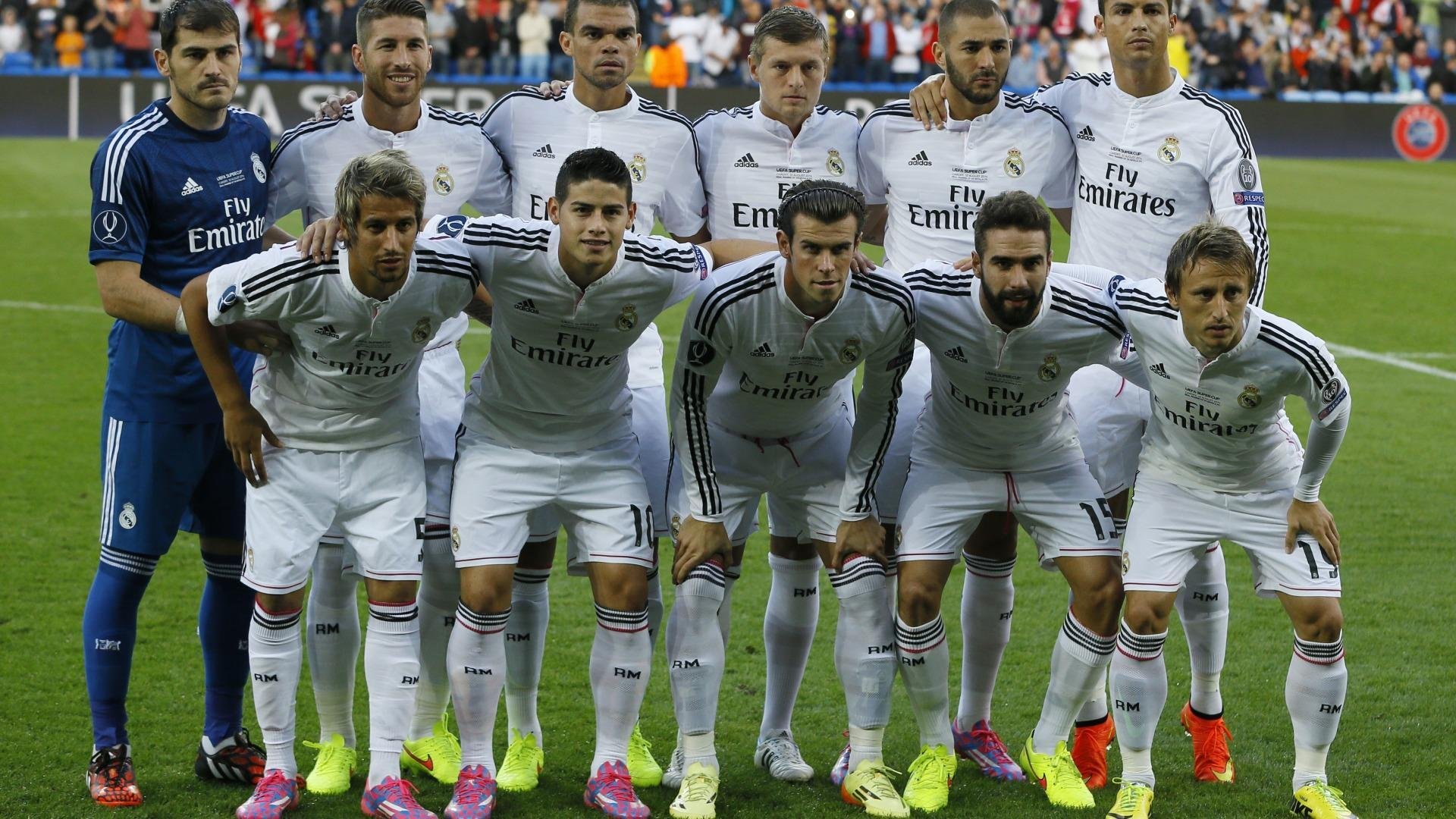 体坛佼佼者独领风骚,足球比赛势如破竹,足坛体育