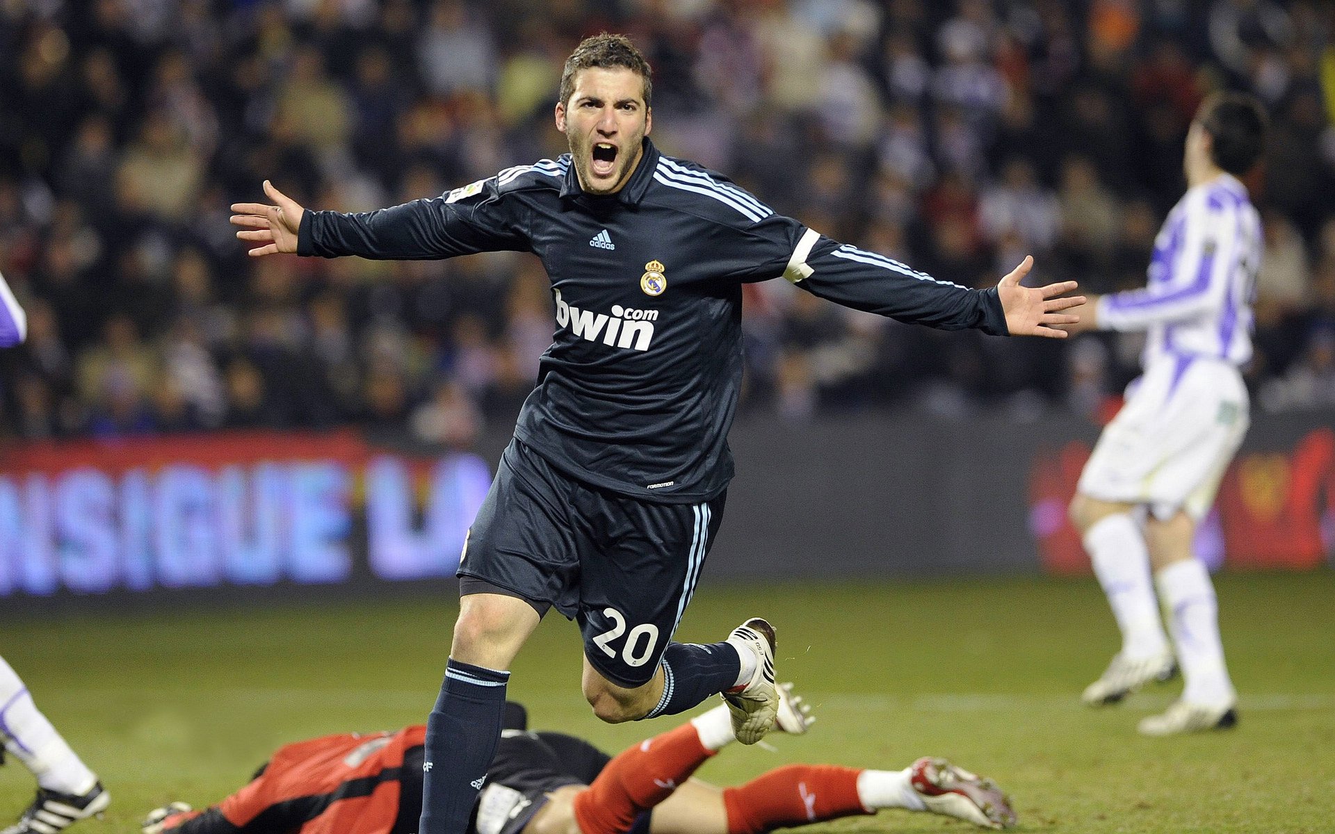 体育新闻中心逆袭冠军之路，体育夺冠新闻